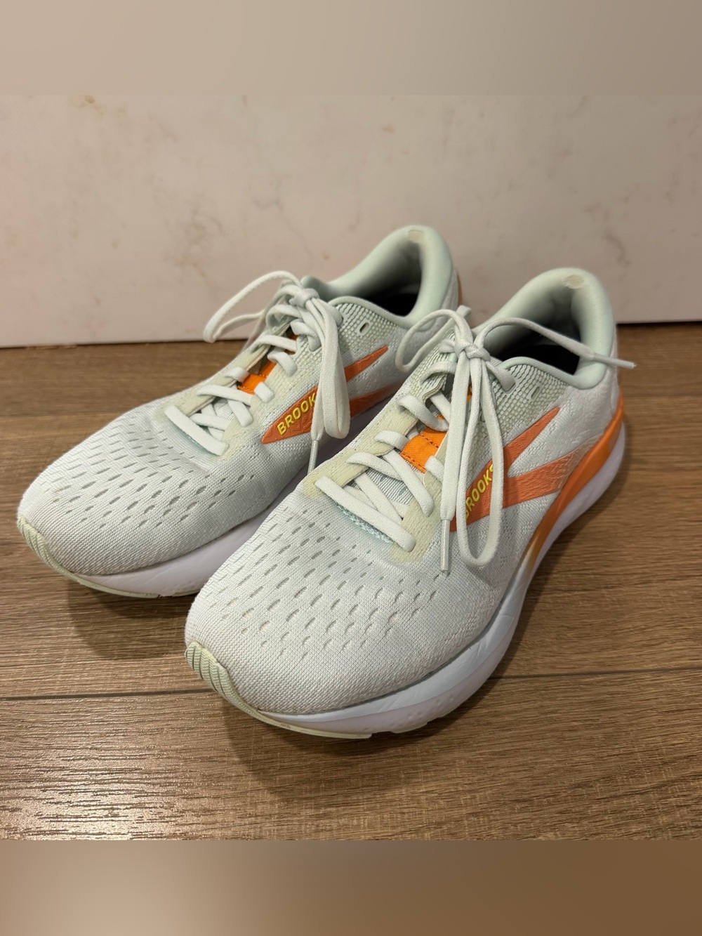 Brooks Ghost 16 White and Orange Lightweight Running Sneakers, women 8